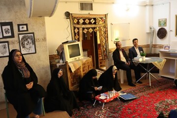 نشست تبیینی با فعالان حوزه گردشگری و صنایع‌دستی برگزار شد