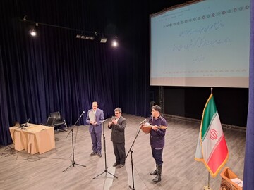 اجرای موسیقی سنتی آشیقی زنجان برای دانش آموزان تهرانی 