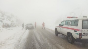 اسکان یک‌هزار و ۳۰۰ نفر گرفتار شده در برف و کولاک توسط هلال احمر