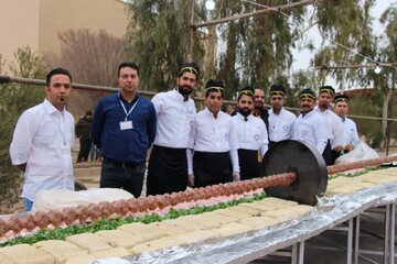 طبخ طولانی‌ترین کباب شتر در اردکان با شرکت ۷۰ آشپز