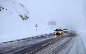 برف، باران و مه‌گرفتگی در جاده‌های ۲۲ استان کشور