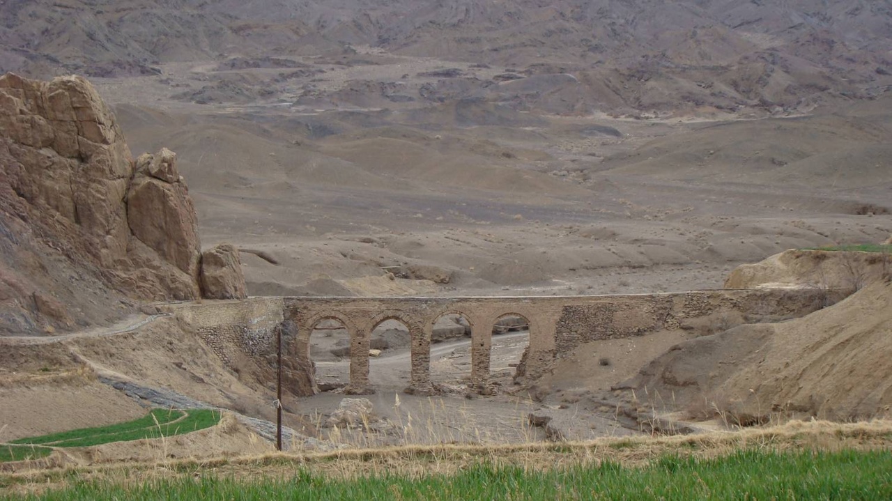 شترگلو و پل آب بر خرانق/ پل استرو (خرانق) یزد، تنها پل انتقالدهنده آب روی کشور