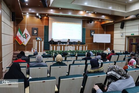 همایش آموزشی آشنایی هنرمندان صنایع دستی با اصول و قوانین صادرات صنایع دستی در مشهد