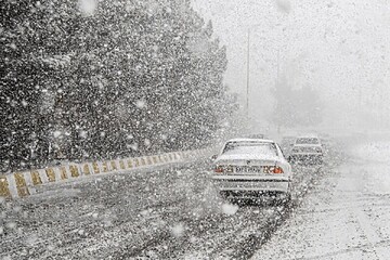 بارش برف و باران در جاده‌های کشور/ همراه داشتن زنجیرچرخ الزامی است