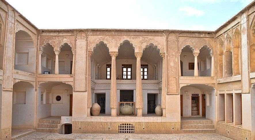 خانه صولت ابرکوه/ نمونه کامل و شگفتانگیزی از اوج هنر گچبری و مقرنسکاری