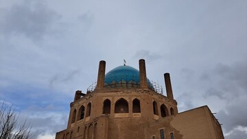 اهتزاز پرچم ایران بر فراز آسمان گنبد سلطانیه