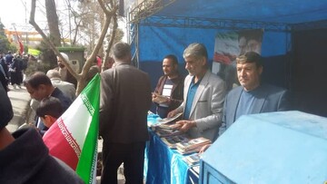 استقبال از غرفه اداره‌کل میراث‌فرهنگی فارس در حاشیه راهپیمایی ۲۲ بهمن در شیراز