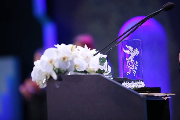 پرواز سیمرغ‌های جشنواره فیلم فجر ۴۲/ سیمرغ بلورین بهترین بازیگر نقش اول زن به مارال بنی‌آدم برای فیلم «پروین» رسید