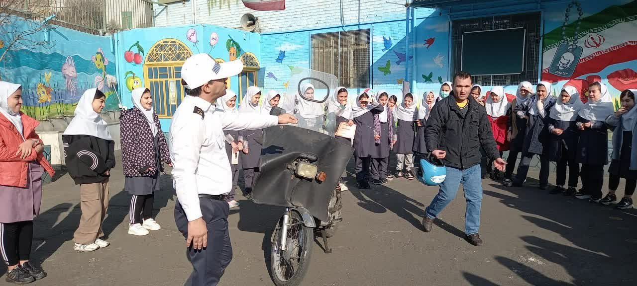 نمایش «تلنگر» در سطح مدارس مناطق بیست‌ودوگانه تهران اجرا می‌شود
