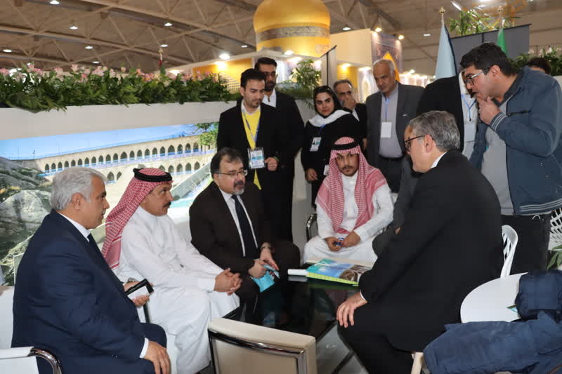 بازدید سفیر عربستان از غرفه خراسان رضوی در نمایشگاه گردشگری تهران