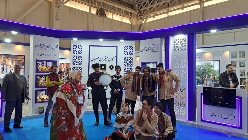 استقبال بی‌نظیر مردم از اجرای گروه آیینی زنجان در هفدهمین نمایشگاه بین‌المللی گردشگری تهران
