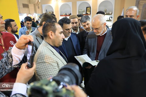 بازدید استاندار خوزستان از غرفه خوزستان