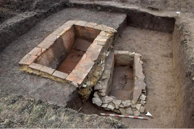 کشف دفینه باستانی موقع شخم زدن مزرعه با تراکتور