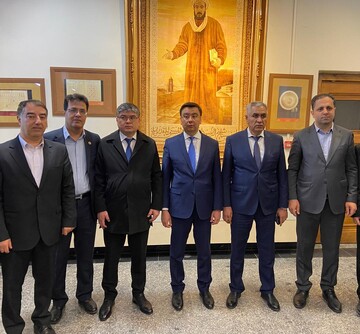 ادای احترام هیات تجاری ازبکستان به مقام شامخ ابن سینا در همدان