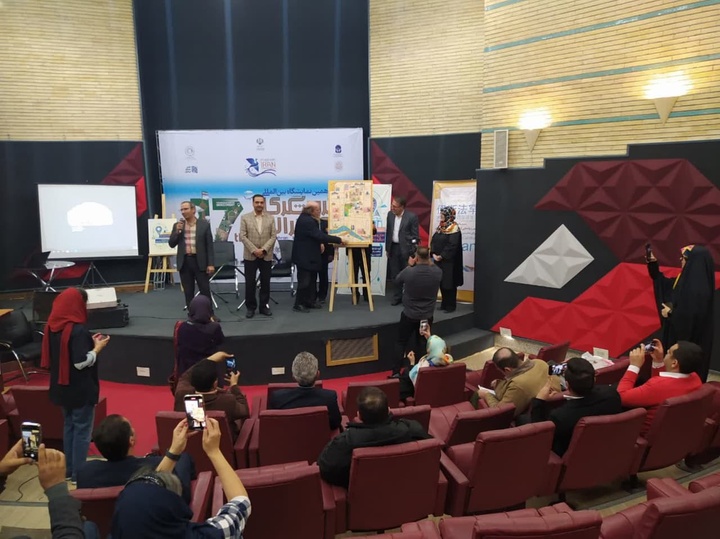 رونمایی از اولین نقشه گردشگری اصفهان به زبان چینی رونمایی از اولین نقشه گردشگری اصفهان به زبان چینی