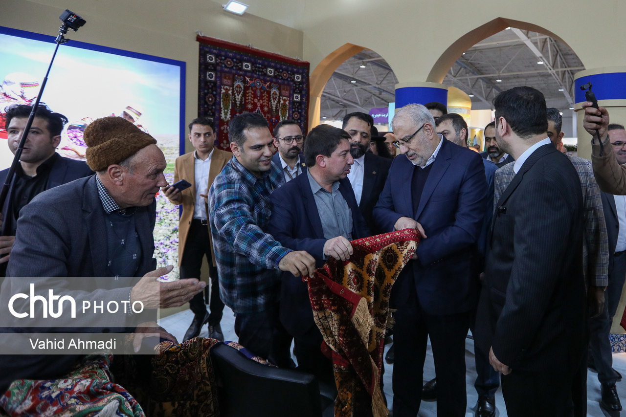 تلفیق زیبای صنایعدستی و گردشگری در هفدهمین نمایشگاه بینالمللی گردشگری تهران/ از صداق «تِق تِق» چکش روی مس تا سفر به سواحل زیبای خلیج همیشه فارس