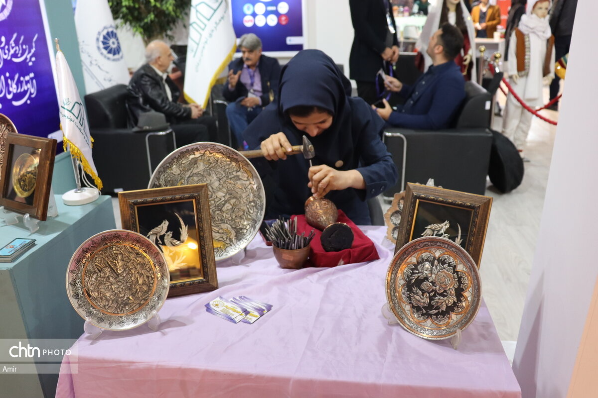 تلفیق زیبای صنایعدستی و گردشگری در هفدهمین نمایشگاه بینالمللی گردشگری تهران/ از صداق «تِق تِق» چکش روی مس تا سفر به سواحل زیبای خلیج همیشه فارس