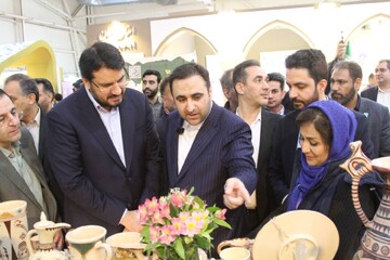 بازدید وزیر راه و شهرسازی از غرفه استان تهران