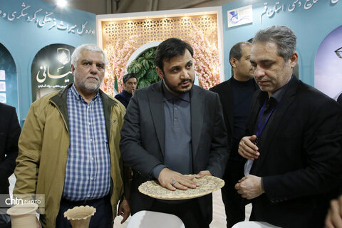 مدیرکل امور مجلس وزارت میراث‌فرهنگی از غرفه قم در نمایشگاه گردشگری بازدید کرد