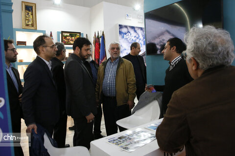 بازدید مدیرکل امور مجلس وزارت میراث‌فرهنگی از غرفه قم در نمایشگاه گردشگری