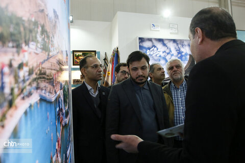 بازدید مدیرکل امور مجلس وزارت میراث‌فرهنگی از غرفه قم در نمایشگاه گردشگری