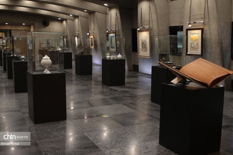 نمایشگاه آثار هنرمندان هشتمین جشنواره بین‌المللی صنایع‌دستی و هنرهای سنتی فجر