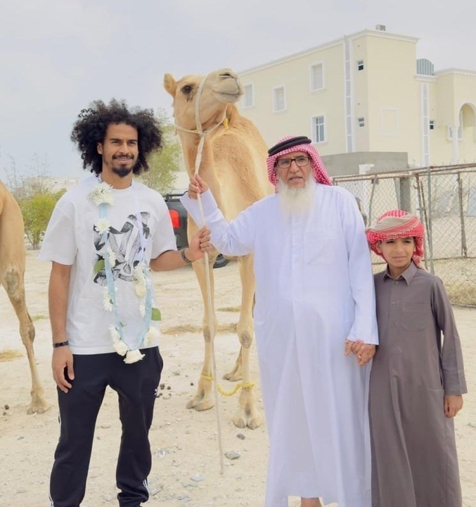 اهدای یک شتر به اکرم عفیف بهترین بازیکن جام ملت‌های آسیا
