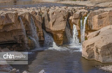 آبشار آفرینه در لرستان دوستی میان صخره و رود