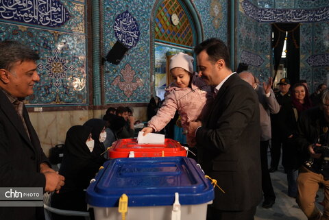 حضور پرشور مردم در پای صندوق‌های اخذ رای در حسینیه ارشاد