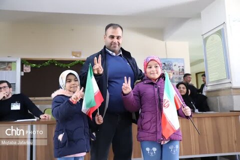 حضور مردم فهیم  استاندر پای صندوق‌های رای در مساجدتاریخی زنجان