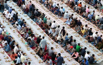 فیلم| اولین افطار بعد از ثبت جهانی/ آداب رسوم مراسم افطاری در کشورهای مختلف جهان چگونه است؟