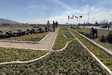 اجرای بزرگ‌ترین فرش‌گل تبریز به مساحت ۶۰۰ متر مربع در میدان آذربایجان