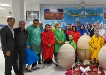 بازدید گردشگران نوروزی از موزه و شهر تاریخی دره‌شهر با وجود بارش باران