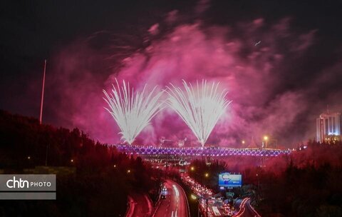 نورافشانی پل طبیعت تهران در شب سال نو