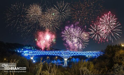 نورافشانی پل طبیعت تهران در شب سال نو