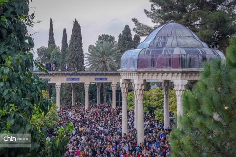 لحظه سال تحویل در آرامگاه حافظ شیرازی