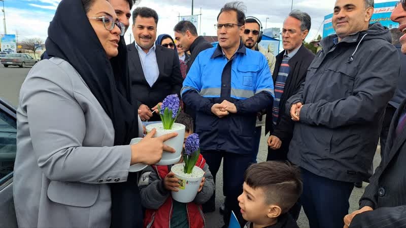 استقبال از مسافران و گردشگران نوروزی در ورودی شهر زنجان