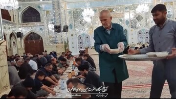 پذیرایی از میهمانان نوروزی با افطاری ساده در طبس قطب گردشگری مذهبی شرق کشور