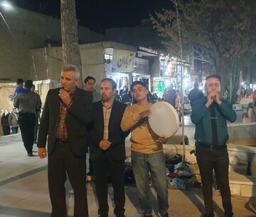 استقبال از بهار با موسیقی دلنواز محلی و سنتی در پیاده‌راه شهر اسفراین