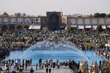 ورود گردشگران نوروزی به مجموعه جهانی میدان امام از مرز ۱۰۰هزار نفر گذشت