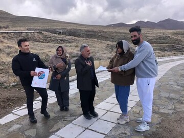 اعطای لوح شهروند افتخاری به ۷۰ گردشگر نوروزی در استان زنجان