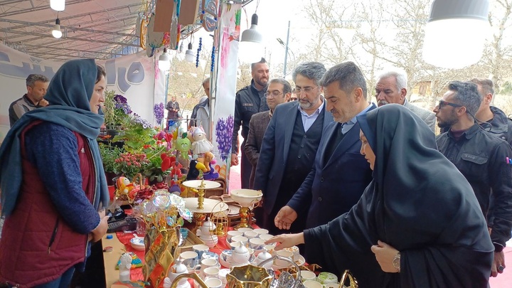 نمایشگاه صنایع‌دستی و سوغات در دهکده تفریحی و گردشگری باغستان افتتاح شد