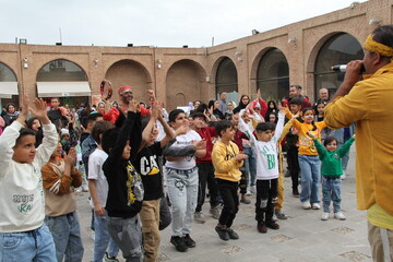 بازی های گروهی کودکان قهرمان شهر در کاروانسرای جهانی سعدالسلطنه
