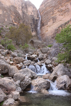 بازدید مسافران نوروزی از بلندترین آبشار فصلی خاورمیانه در نی‌ریز