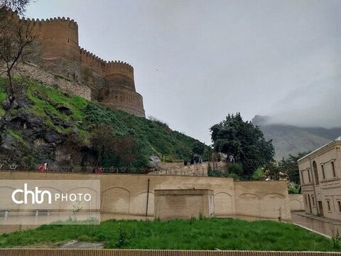 قلعه فلک الافلاک در یک روز بارانی