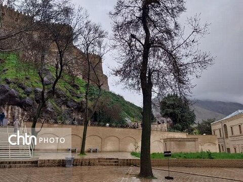 قلعه فلک الافلاک در یک روز بارانی