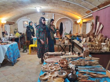 بازارچه عرضه محصولات صنایع‌دستی و سوغات در موزه تاریخ و فرهنگ شهرستان ملایر