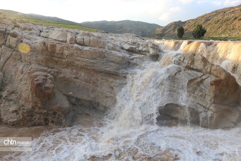 آبشار ماهوته یکی از جاذبه های گردشگری و طبیعی شهرستان آبدانان در استان ایلام