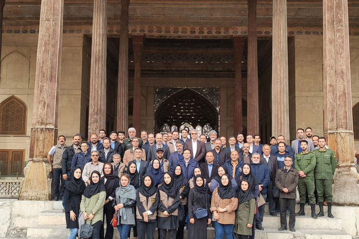 فعالیت ۱۰۰ راهنمای گردشگری در جاذبههای تاریخی و گردشگری اصفهان فعالیت ۱۰۰ راهنمای گردشگری در جاذبههای تاریخی و گردشگری اصفهان