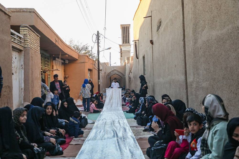 برگزاری ضیافت افطار ساده در محله تاریخی گلچینان یزد